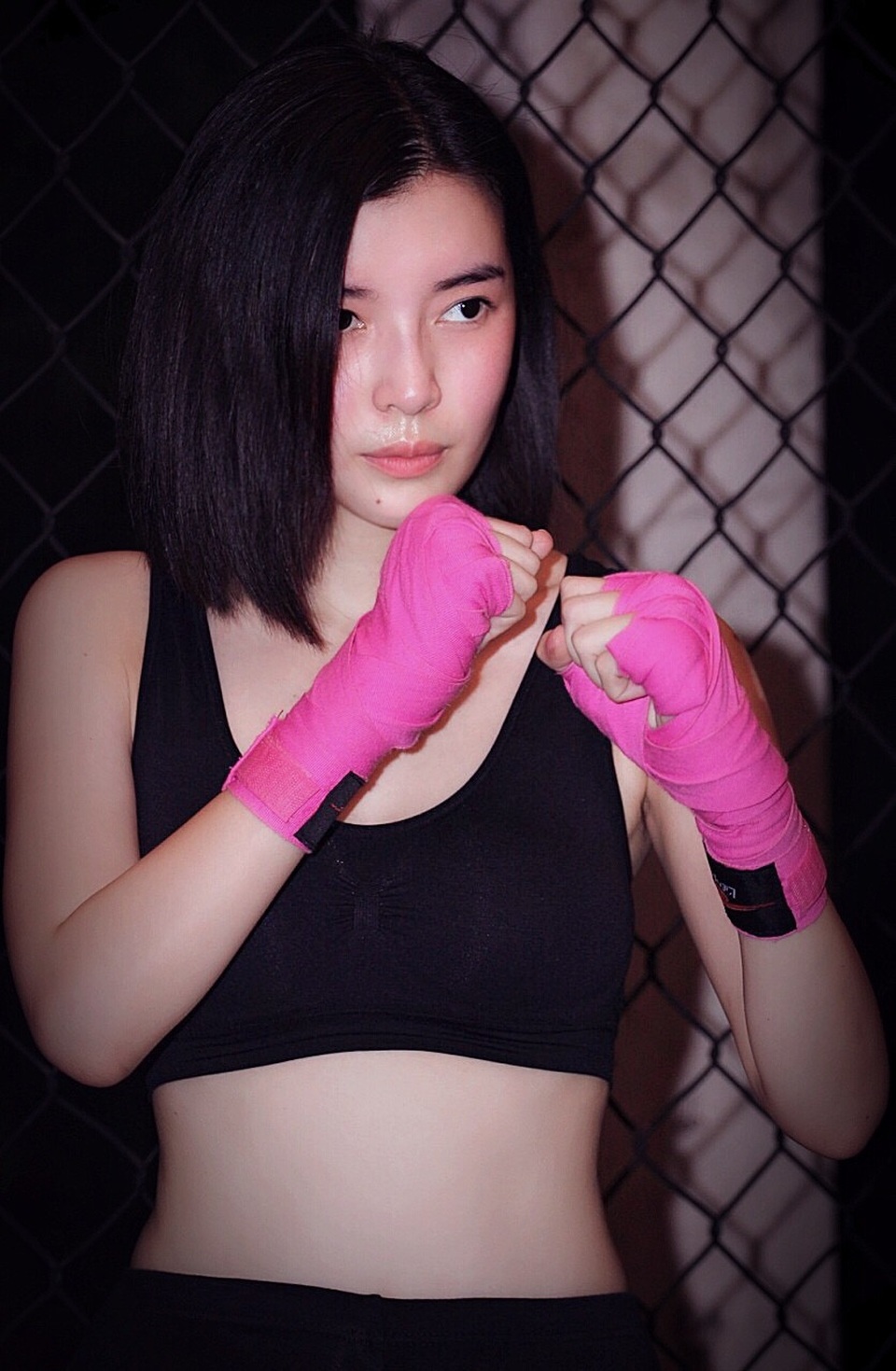 Được báo Hàn chú ý, Cao Thái Hà tiết lộ sự thật cảnh 18+ “Hậu duệ mặt trời” - 3 Cao Thái Hà miệt mài học võ.