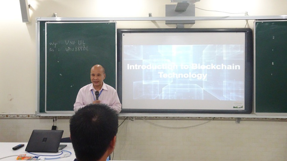 Blockchain và cơ hội nào cho thúc đẩy quá trình chuyển đổi số ở Việt Nam? - 2 Viện trưởng Viện Quốc tế Pháp ngữ Ngô Tự Lập phát biểu tại khóa đào tạo
