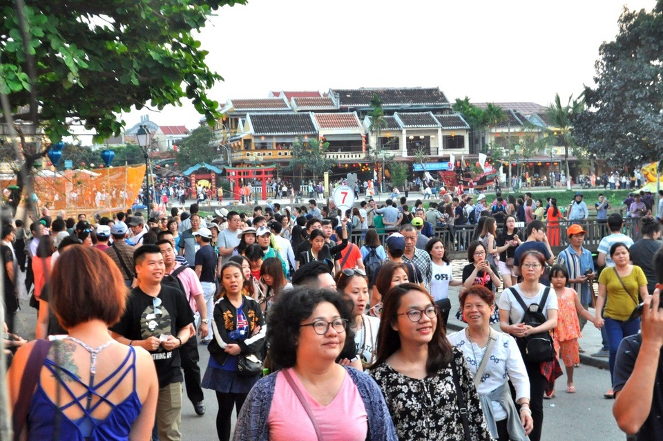Nhà cổ Hội An: "Còn cái vỏ vật chất, mất cái hồn bên trong" - 2 
Du khách đến Hội An đông đúc