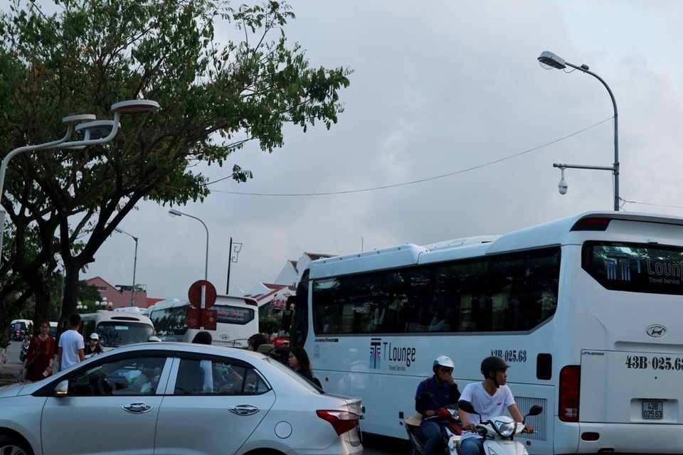 Nhà cổ Hội An: "Còn cái vỏ vật chất, mất cái hồn bên trong" - 3 Nhiều tuyến đường vào phố cổ kẹt cứng xe cộ