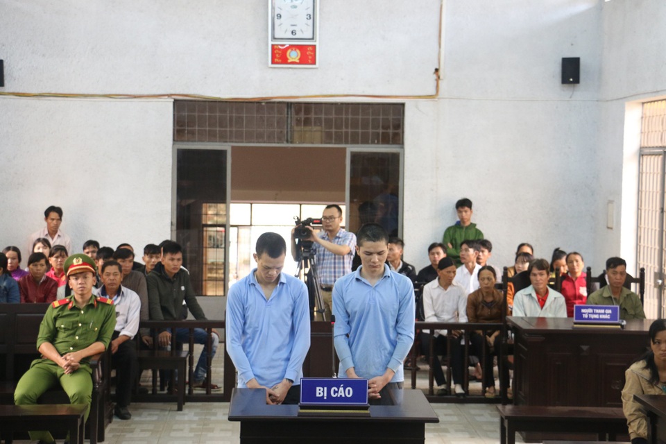 Giết bé gái 12 tuổi, 2 thanh niên lĩnh án - 1 Hai bị cáo tai phiên tòa