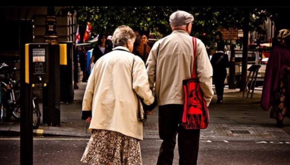 Ấm áp tình yêu 60 năm bên nhau của bố mẹ già - 1 Gần 60 năm bên nhau, bố mẹ chúng tôi vẫn yêu nhau như thế. Ảnh minh hoạ