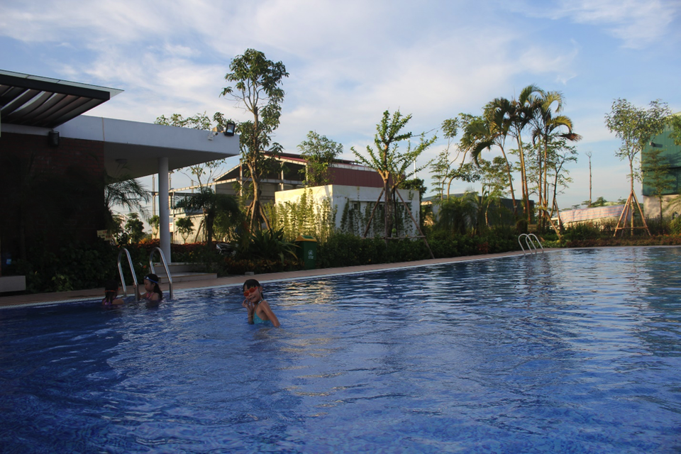 Cận cảnh không gian sống xanh như resort tại làng nghề Đa Hội Bắc Ninh - 3
Với người dân Đa Hội, mùa hè không còn là chuỗi ngày chịu đựng nắng nóng bụi mù mà là cảnh đắm mình trong làn nước trong xanh của hồ bơi, nhắm mắt vào nghe tiếng gió xào xạc dưới tán lá, hoà cùng tiếng chim ca trên vòm cây xanh mát.