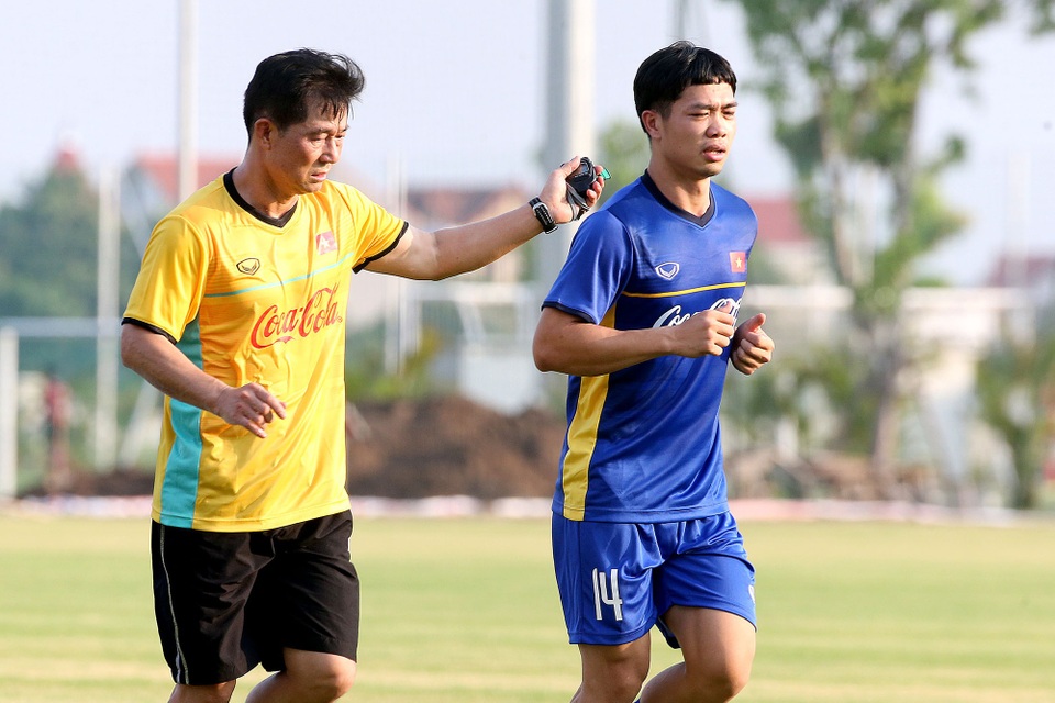 Công Phượng dính chấn thương, U23 Việt Nam chỉ có 15 cầu thủ tập luyện - 1
Công Phượng chỉ khởi động nhẹ do chấn thương