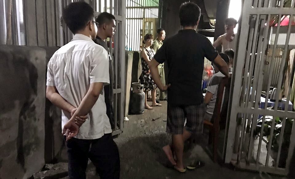 Hà Nội: Đâm trọng thương bố vợ cũ rồi phóng hỏa đốt nhà - 1 Nhiều đồ đạc ở tầng 1 nhà ông T. bị cháy.