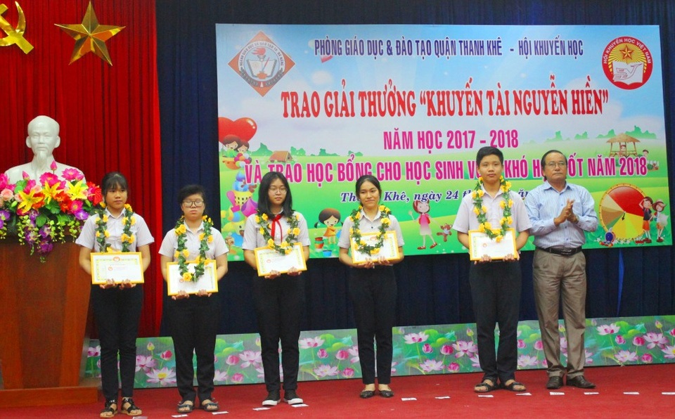 Đà Nẵng: Trao học bổng khuyến tài đến học sinh giỏi ở quận Thanh Khê - 1 Các em học sinh nhận Giải thưởng khuyến tài Nguyễn Hiền của quận Thanh Khê