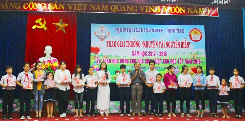 Đà Nẵng: Trao học bổng khuyến tài đến học sinh giỏi ở quận Thanh Khê - 2
Các học sinh vượt khó vươn lên trong học tập nhận học bổng của Hội Khuyến học quận Thanh Khê sáng 24/7.