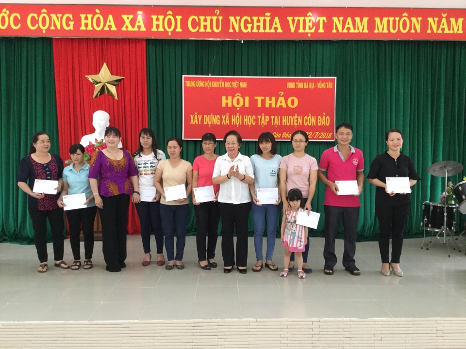 Trung ương Hội Khuyến học Việt Nam trao học bổng cho học sinh Côn Đảo - 2
GS. TS – NGƯT Nguyễn Thị Doan, Chủ tịch Hội Khuyến học Việt Nam trao học bổng cho học sinh và tặng quà các thầy cô giáo có hoàn cảnh khó khăn