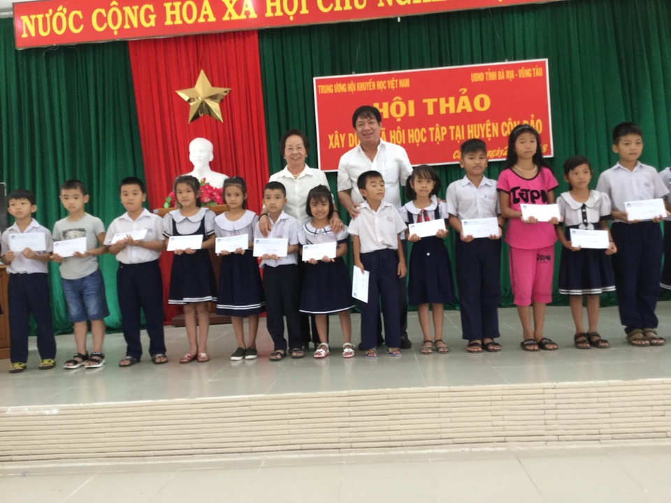 Trung ương Hội Khuyến học Việt Nam trao học bổng cho học sinh Côn Đảo - 1 Trung ương Hội Khuyến học Việt Nam trao học bổng cho học sinh Côn Đảo - 1