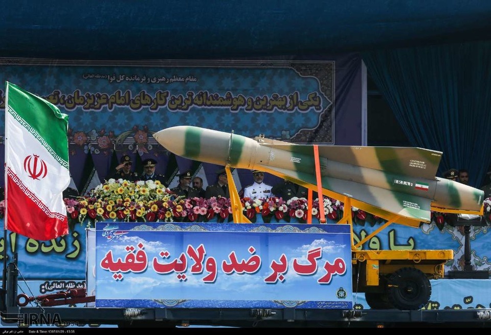 Nguy cơ bùng nổ “mẹ của các loại chiến tranh” từ khẩu chiến Mỹ - Iran - 3 Một tên lửa trong lễ duyệt binh tại Iran (Ảnh: Tehran Times)