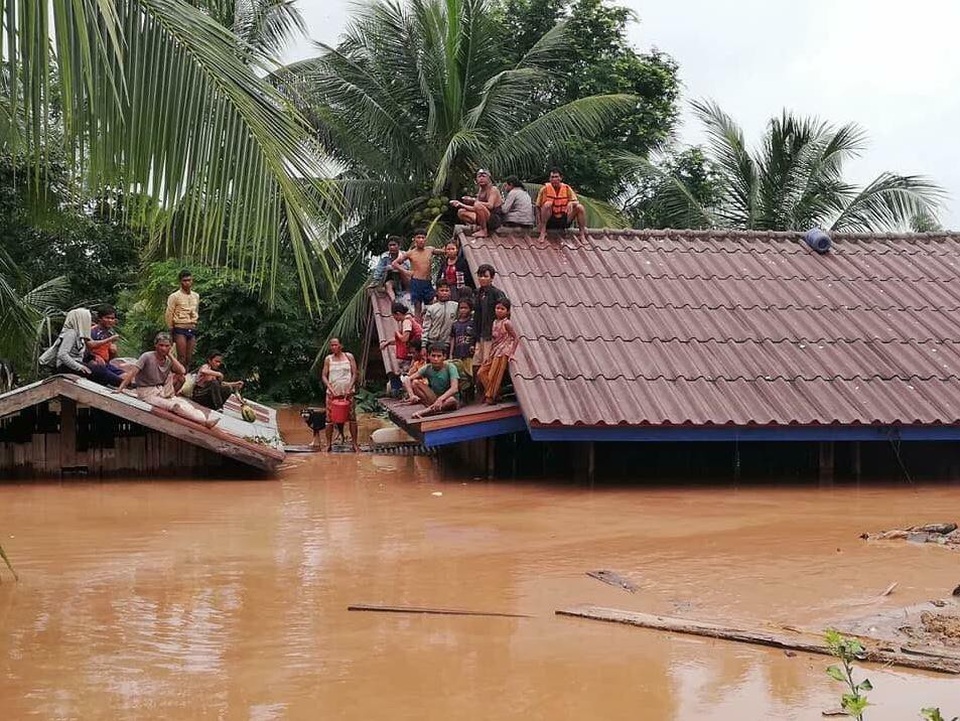 Làng mạc Lào chìm biển nước sau sự cố vỡ đập thủy điện - 3 Hiện con số chính xác về số người thiệt mạng và mất tích vẫn chưa được công bố chính thức. Hơn 1.300 hộ gia đình đã bị ảnh hưởng do sự cố vỡ đập Xepian-Xe Nam Noy. (Ảnh: EPA)
