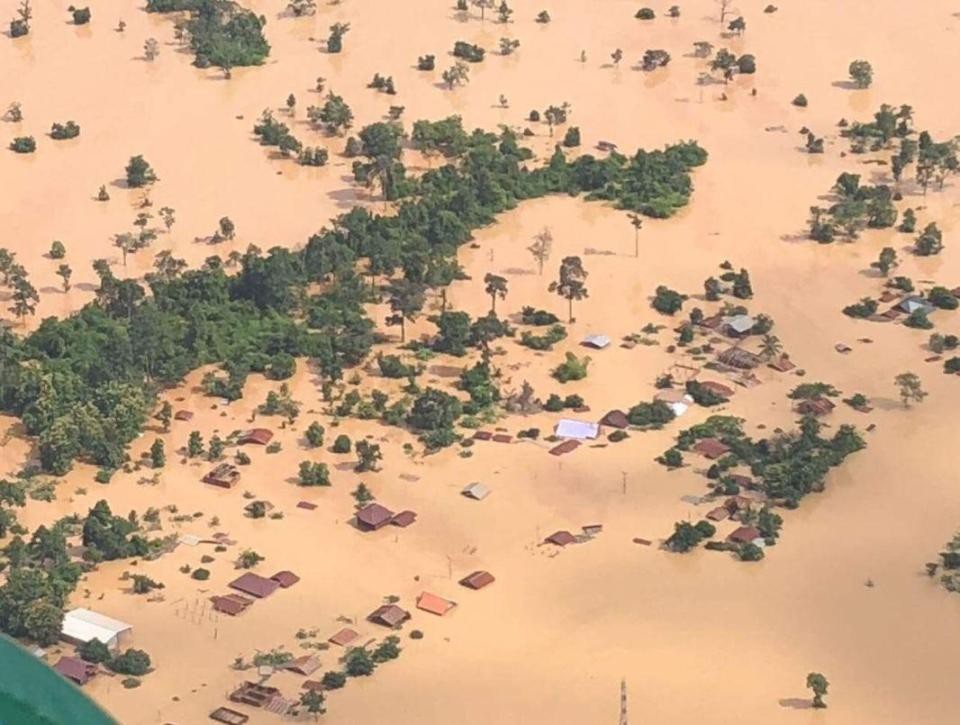 Hệ lụy từ dự án phát triển thủy điện trên sông Mekong - 1 Nhiều ngôi làng tại Lào chìm trong biển nước sau sự cố vỡ đập Xe Pian Xe Namnoy (Ảnh: BBC)