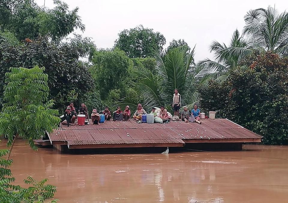 Đại sứ Lào: Đập vỡ không phải do lỗi con người - 1 Người dân đứng trên mái nhà sau khi nước nhấn chìm nhiều làng mạc sau sự cố vỡ đập (Ảnh: ABC Laos)
