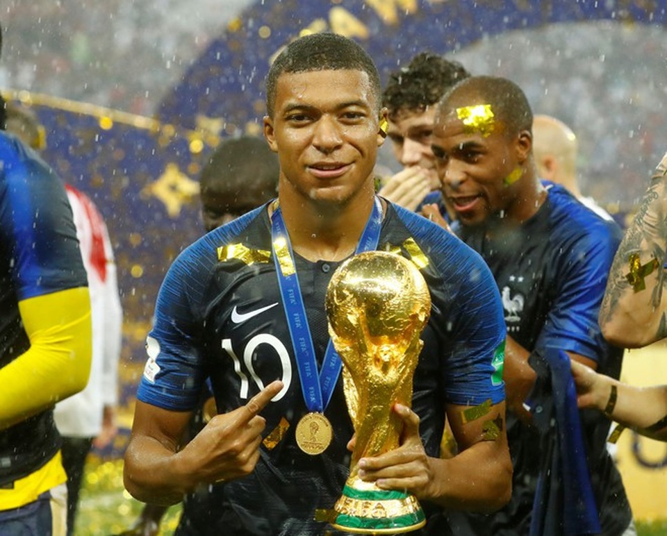 Mbappe loại Messi, Griezmann khỏi cuộc đua giành Quả bóng vàng châu Âu - 1
Mbappe hạnh phúc với chức vô địch World Cup 2018 ở tuổi 19