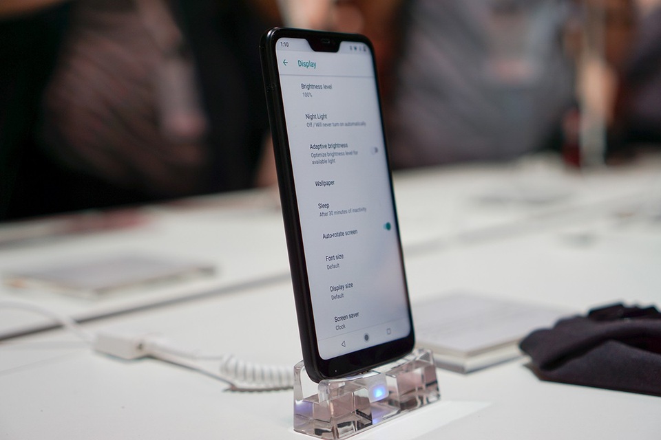 Mi A2 Lite gây ấn tượng với thiết kế hợp xu hướng của năm 2018 khi dùng màn hình kích thước 5,84 inch độ phân giải FullHD+, tỉ lệ 19:9.