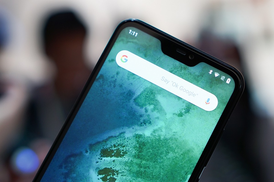 Phía trước, máy dùng một camera đơn 5 MP, hỗ trợ chụp ảnh chân dung AI với hình ảnh sẽ có hiệu ứng bokeh mà không cần có cảm biến thứ hai.