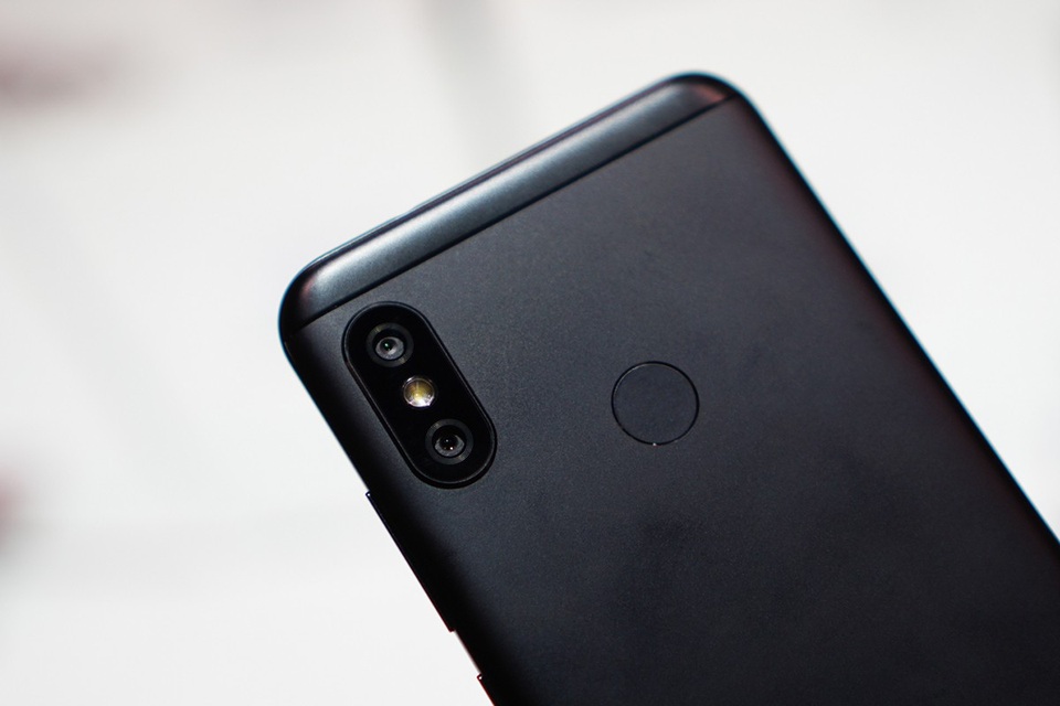 Điểm nhấn trong mặt lưng của máy đó là hệ thống camera kép, độ phân giải 12MP + 5MP tích hợp AI. Trong đó, cảm biến chính 12 MP có kích thước điểm ảnh lớn 1,25µm và nhận diện theo pha tự động nhanh chóng và chính xác.