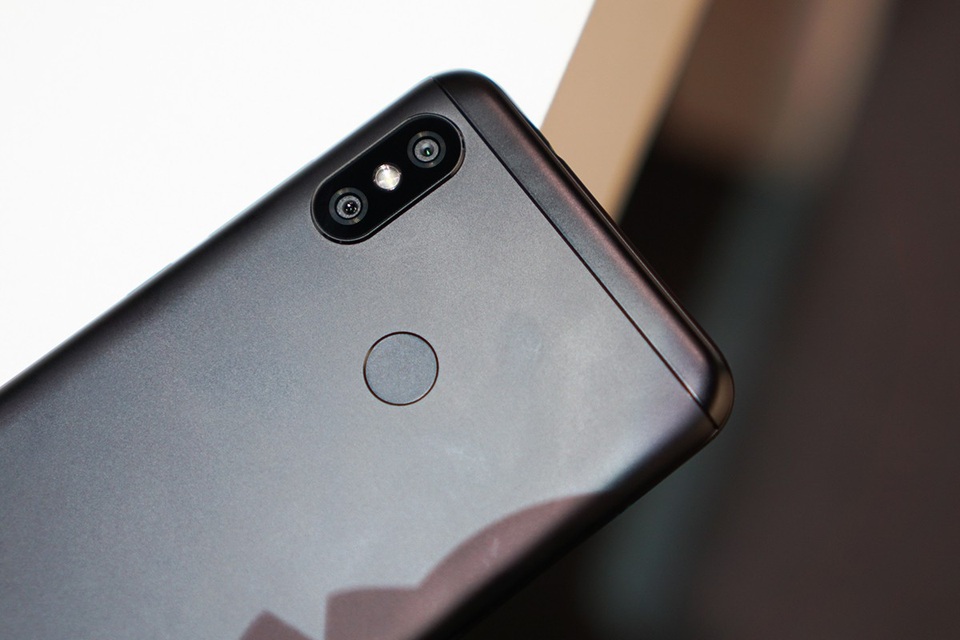 Tương tự anh em Mi A2, phiên bản Mi A2 Lite vẫn sử dụng ngôn ngữ thiết kế với chất liệu kim loại nguyên khối, ôm trọn màn hình. Chất liệu này giúp cầm nắm chắc tay và hạn chế bám bẩn.