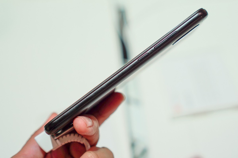 Đặc biệt, Mi A2 được tích hợp viên pin dung lượng khá khủng lên đến 4.000 mAh. Hãng cho biết, máy có thể chơi game liên tục trong 6 giờ đồng hồ và nghe nhạc 34 giờ.