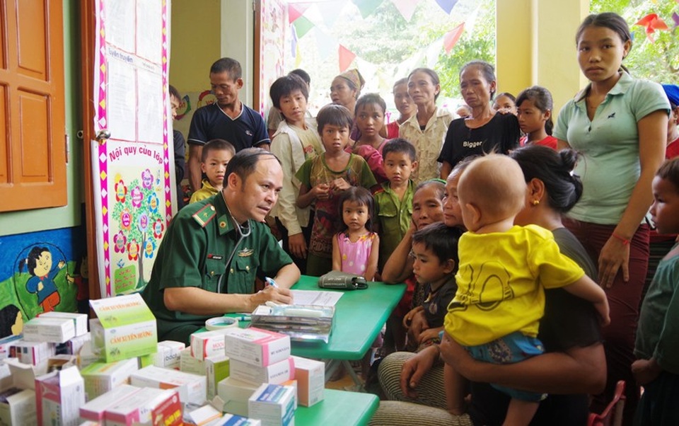 Tặng quà, khám cấp thuốc miễn phí cho dân bản vùng biên bị cô lập do nước lũ - 1 Nhiều người dân đã có mặt rất sớm để được thăm khám, nhận quà.
