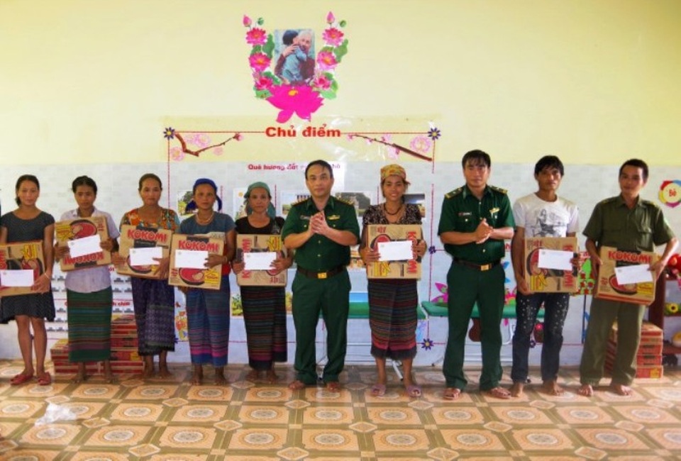 Tặng quà, khám cấp thuốc miễn phí cho dân bản vùng biên bị cô lập do nước lũ - 2 Nhiều phần quà được các chiến sĩ BĐBP trao tận tay cho người dân.