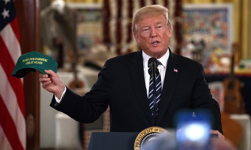 Tổng thống Trump "mục sở thị" máy bay chiến đấu F-35 tại Nhà Trắng - 5
Với quan điểm “Nước Mỹ là trên hết”, Tổng thống Trump không ngại việc áp dụng những chiến lược nhằm đáp trả những hành động gây bất lợi cho nước Mỹ. Ngoài áp thuế suất lên nhôm, thép nhập khẩu của EU, Canada và Mexico, Washington còn áp thuế lên 34 tỷ USD hàng hóa Trung Quốc và cảnh báo có thể sẽ có động thái tương tự với 500 tỷ USD sản phẩm do Bắc Kinh sản xuất. Trong ảnh: Ông Trump cầm chiếc mũ với dòng chữ Làm các nông dân Mỹ vĩ đại trở lại, lấy cảm hứng từ khẩu hiệu tranh cử tổng thống của ông năm 2016. (Ảnh: AP)