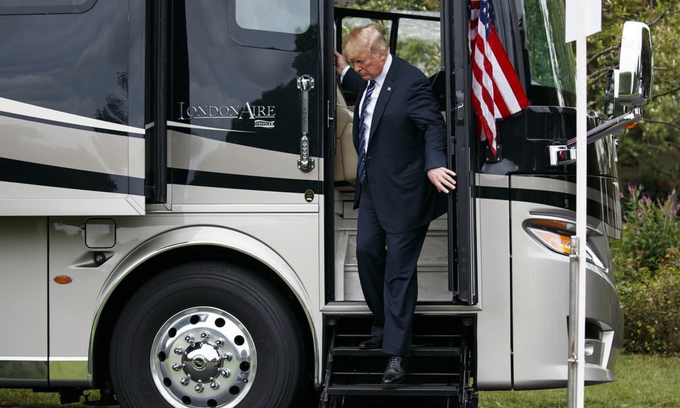 Tổng thống Trump "mục sở thị" máy bay chiến đấu F-35 tại Nhà Trắng - 1
Ngày 23/7, buổi triển lãm hàng hóa do các công ty sản xuất đã diễn ra tại Nhà Trắng với sự tham gia của Tổng thống Mỹ Donald Trump và Phó Tổng thống Mỹ Mike Pence. (Ảnh: AP)