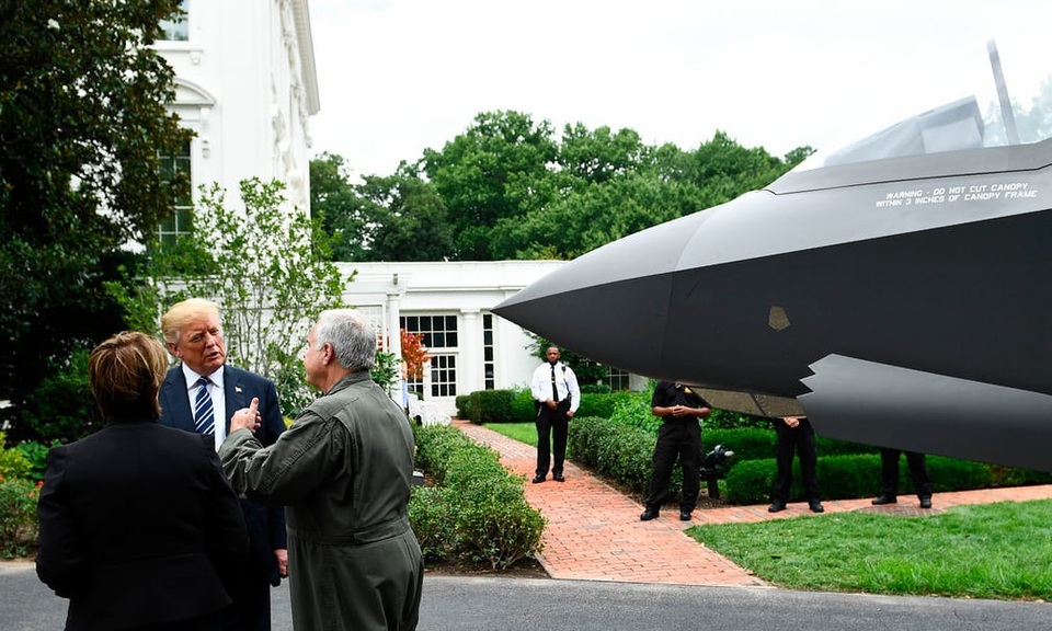 Tổng thống Trump "mục sở thị" máy bay chiến đấu F-35 tại Nhà Trắng - 3
Phát biểu tại sự kiện, ông Trump ca ngợi hàng hóa Mỹ là những mặt hàng tốt nhất trên thế giới. Ông cũng lên tiếng chỉ trích chính sách của các chính quyền tiền nhiệm và các đối tác thương mại truyền thống đã gây thiệt hại tới nền kinh tế Mỹ, làm các nhà máy Mỹ gặp khó khăn và người dân Mỹ mất việc làm. Ông nhấn mạnh Washington sẽ không tiếp tục những chính sách thương mại tương tự như vậy trong tương lai. (Ảnh: AFP)