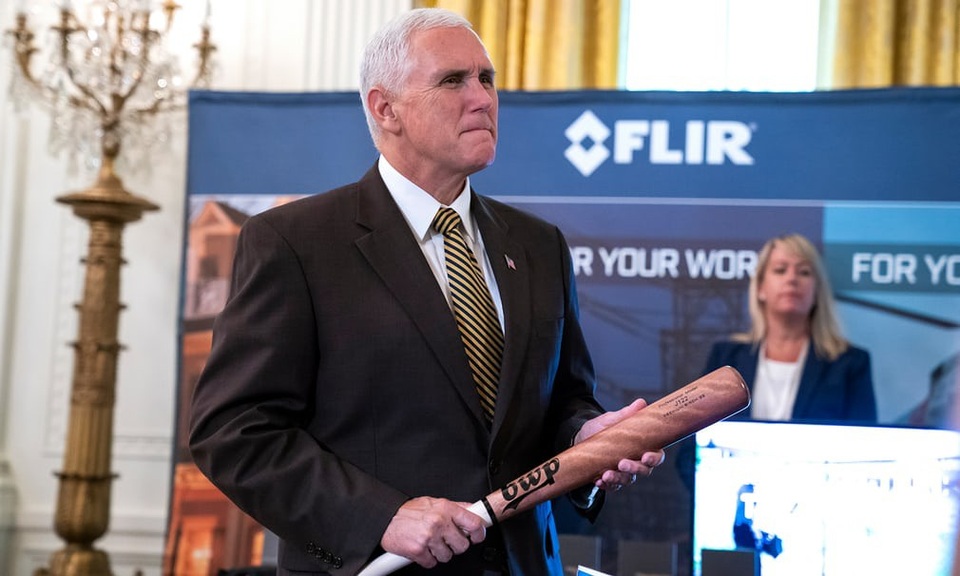Tổng thống Trump "mục sở thị" máy bay chiến đấu F-35 tại Nhà Trắng - 7 Phó Tổng thống Pence cầm gậy bóng chày trên tay. (Ảnh: EPA)