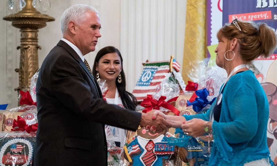 Tổng thống Trump "mục sở thị" máy bay chiến đấu F-35 tại Nhà Trắng - 8 Ông Pence giao lưu với các doanh nghiệp có hàng hóa trưng bày tại triển lãm. (Ảnh: EPA)