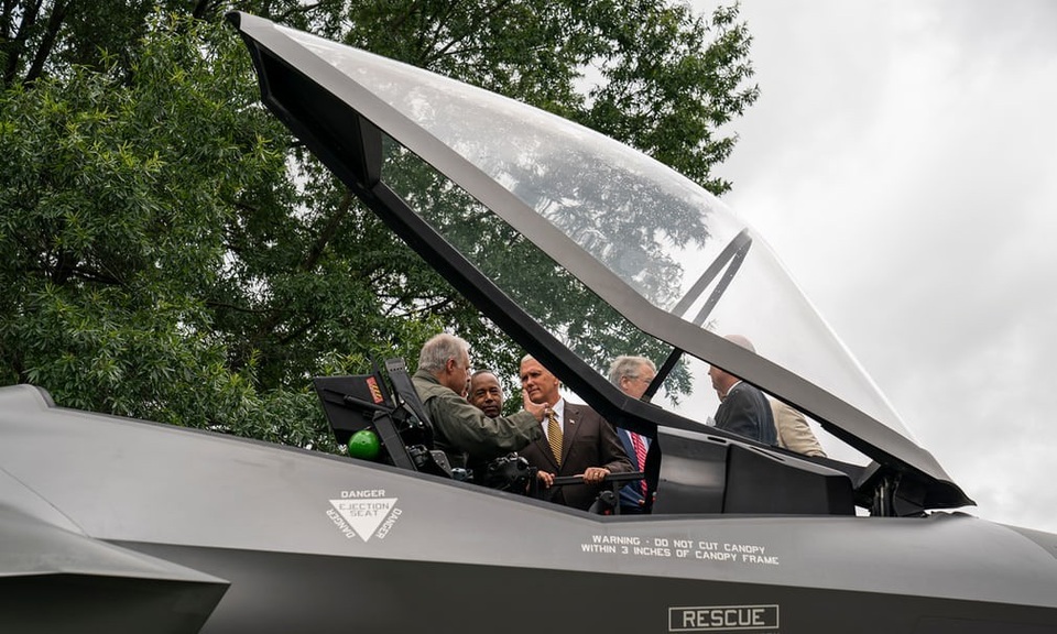 Tổng thống Trump "mục sở thị" máy bay chiến đấu F-35 tại Nhà Trắng - 9
Phó Tổng thống Mỹ thị sát máy bay chiến đấu F-35. (Ảnh: EPA)