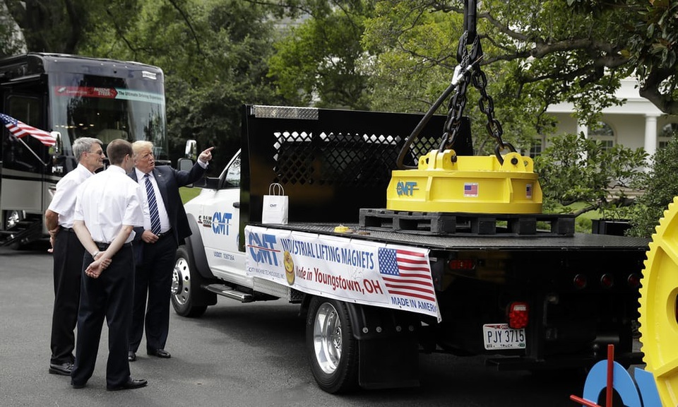 Tổng thống Trump "mục sở thị" máy bay chiến đấu F-35 tại Nhà Trắng - 10 Ông Trump trao đổi với đại diện công ty City Machine về sản phẩm nam châm công nghiệp. (Ảnh: AP)