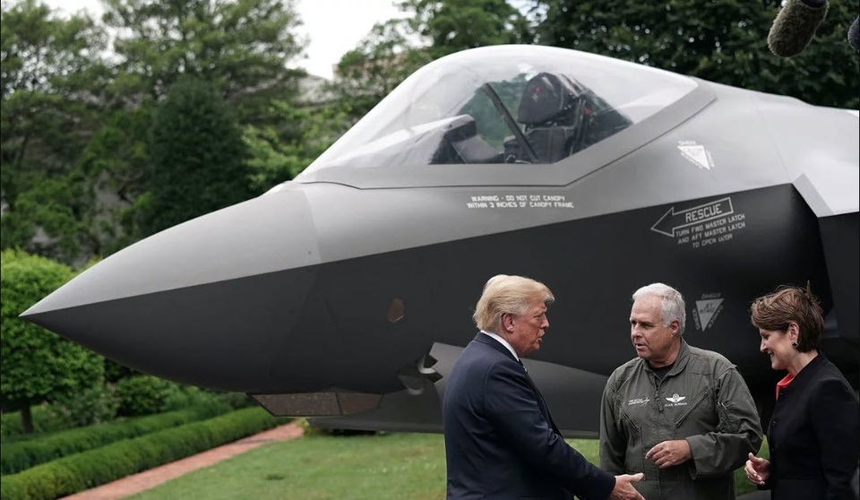 Tổng thống Trump "mục sở thị" máy bay chiến đấu F-35 tại Nhà Trắng - 2
Tại bãi cỏ phía nam Nhà Trắng, Tổng thống Trump đã thăm hàng loạt sản phẩm được chế tạo trên toàn nước Mỹ bao gồm máy bay chiến đấu F-35 của hãng Lockheed Martin, xe nâng F-150 của hãng Ford, tàu cao tốc đánh cá Ranger, cùng hàng loạt các sản phẩm khác. Trong ảnh: Tổng thống Trump trao đổi với đại diện hãng Lockheed và một phi công F-35 khi tham quan một trong những máy bay chiến đấu hàng đầu thế giới. (Ảnh: Bloomberg)
