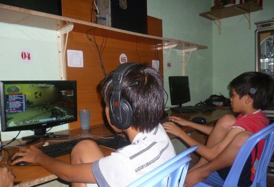 Cha mẹ tuyệt vọng vì con nghiện game online: Coi như mất một đứa con - 1 Trẻ em chơi game tại một điểm dịch vụ Internet. Ảnh: H.T