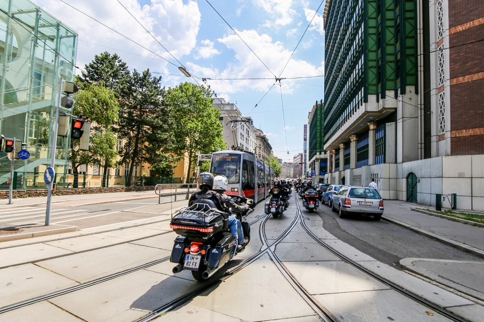 Harley-Davidson đưa tay lái Việt diễu hành giữa trời Âu - 10 Harley-Davidson đưa tay lái Việt diễu hành giữa trời Âu - 10