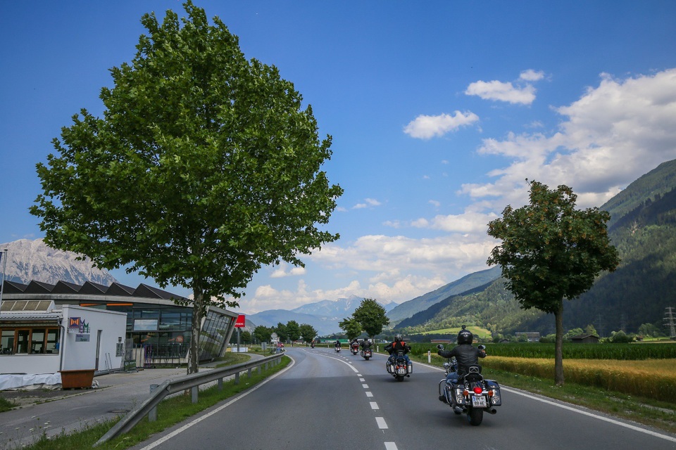 Harley-Davidson đưa tay lái Việt diễu hành giữa trời Âu - 11 Harley-Davidson đưa tay lái Việt diễu hành giữa trời Âu - 11