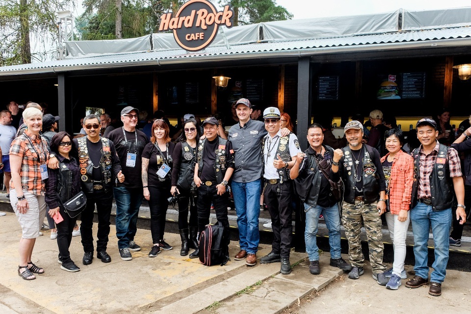 Harley-Davidson đưa tay lái Việt diễu hành giữa trời Âu - 3
Anh Hoàng cùng các thành viên H.O.G. Hanoi Chapter chụp hình cùng các khách mời Harley-Davidson