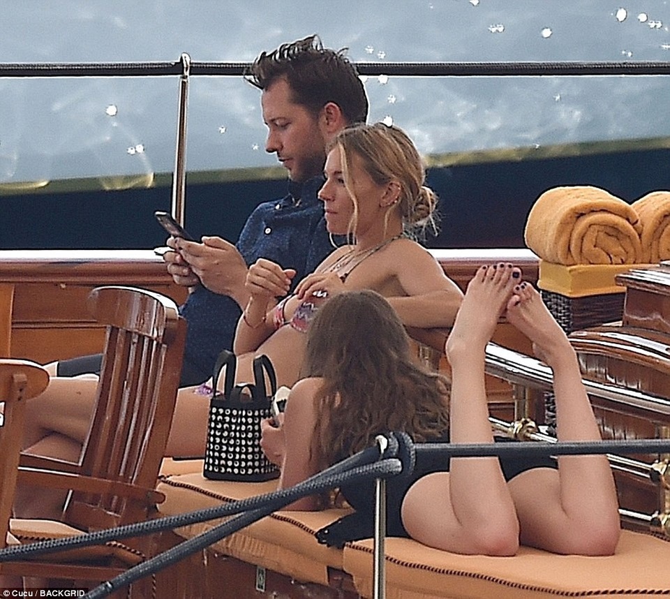 Sienna Miller khoe dáng chuẩn trong kỳ nghỉ tại Ý - 6
Sienna Miller sinh con gái đầu lòng cách đây 6 năm