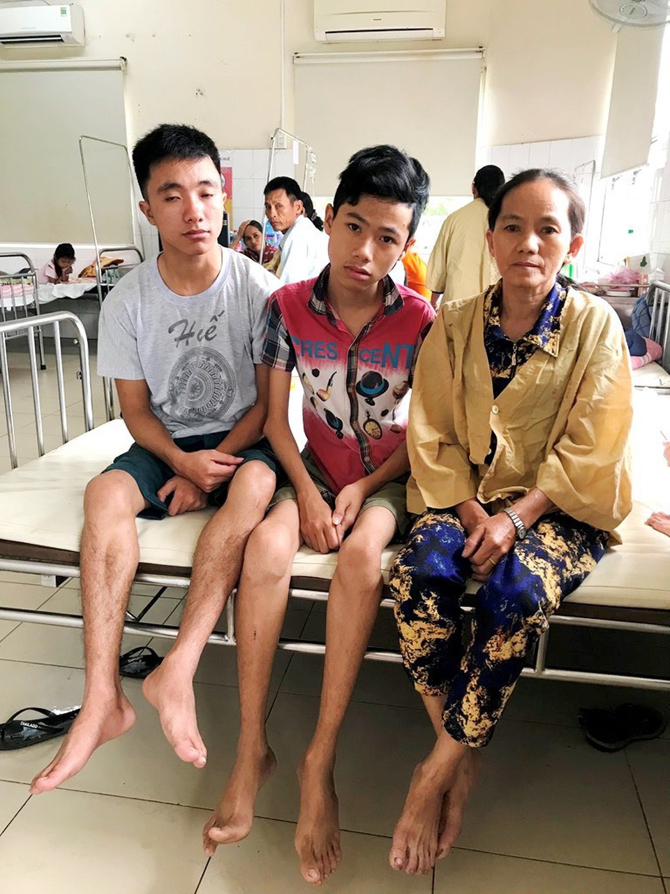 "Mỗi lần chân đau nhức, cháu chỉ biết thức trắng đêm nằm khóc !" - 1 3 mẹ con dì Thi hiện đang cùng điều trị tại Bệnh viện Trung ương Huế