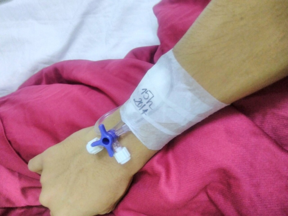 "Mỗi lần chân đau nhức, cháu chỉ biết thức trắng đêm nằm khóc !" - 2 Hai em Sĩ và Linh phải chuyền thuốc giảm đau 2 lần một ngày