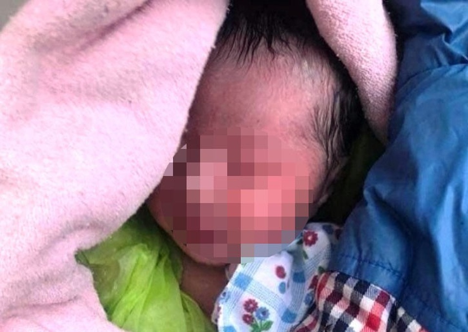 Đi bắt cào cào, bàng hoàng phát hiện bé sơ sinh trong nghĩa trang - 1
Cháu bé bị bỏ rơi tại nghĩa trang liệt sĩ.