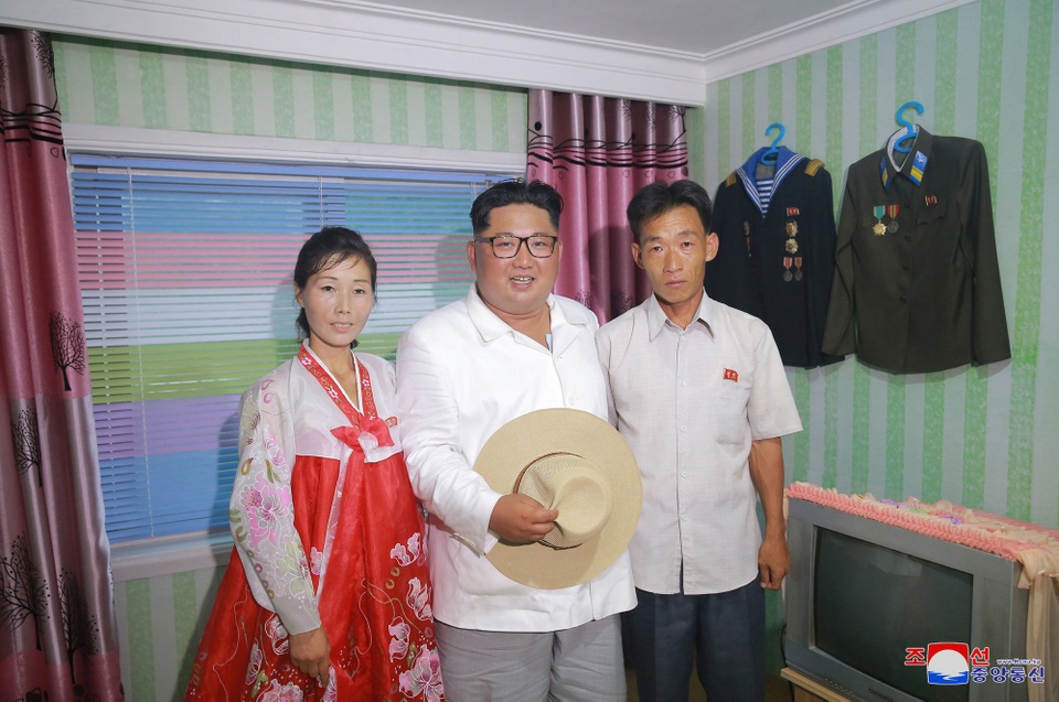 Ông Kim Jong-un đi thị sát giữa lúc kêu gọi người dân “thắt lưng buộc bụng” - 6 Ông Kim Jong-un cũng đến thăm hỏi các công nhân làm việc tại trại ươm cây giống.