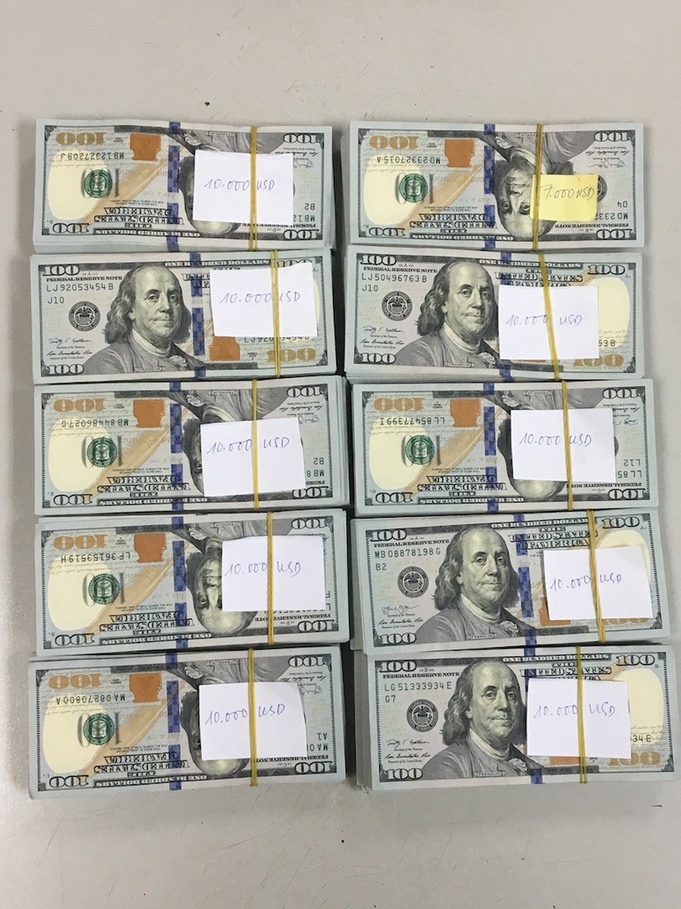 Du khách Nhật xuất cảnh cùng 100.000 USD nhưng không khai báo hải quan - 2 Nghi phạm cùng tang vật