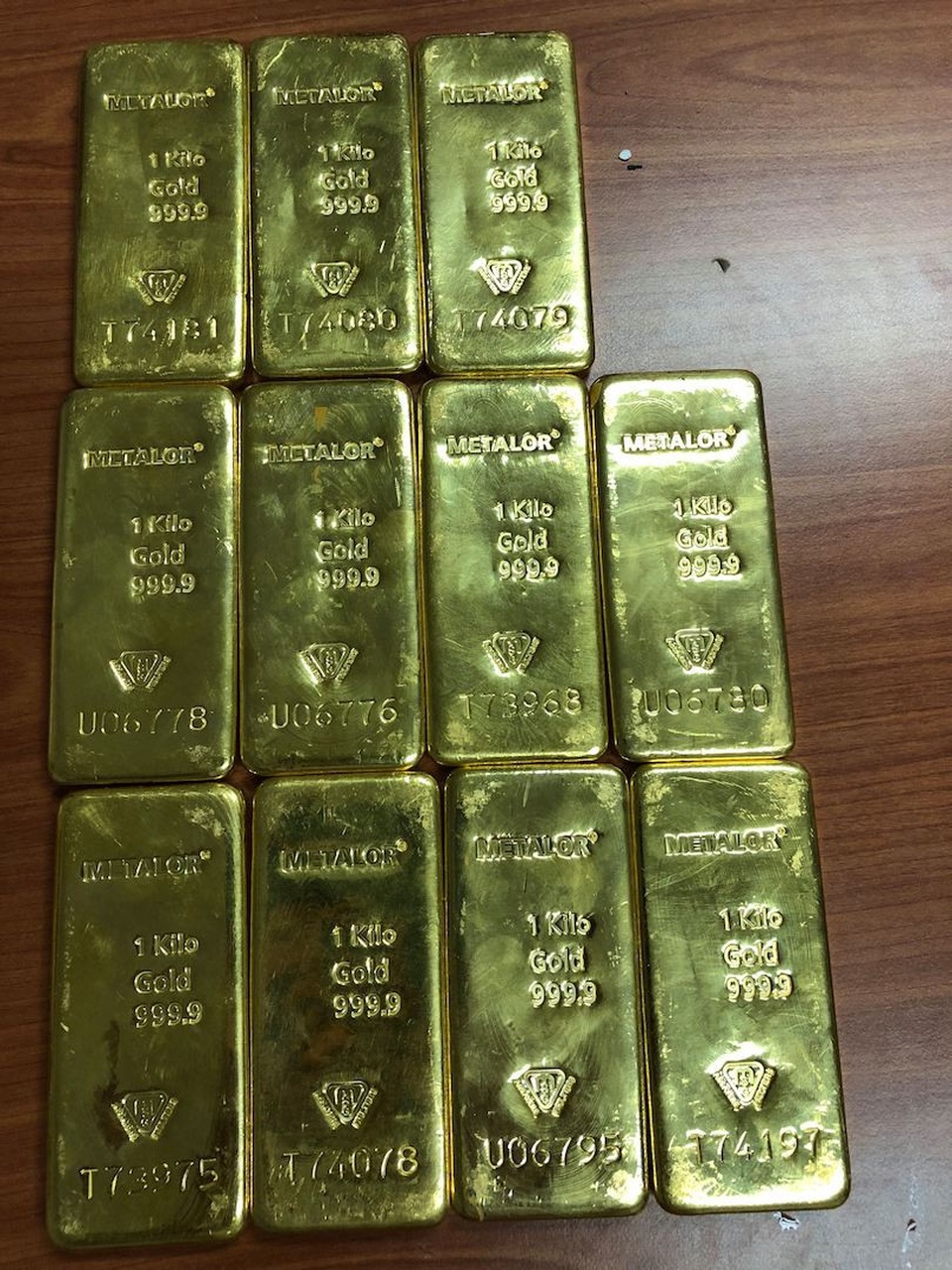 Du khách Nhật xuất cảnh cùng 100.000 USD nhưng không khai báo hải quan - 3 11 thỏi vàng mà cơ quan chức năng tạm giữ
