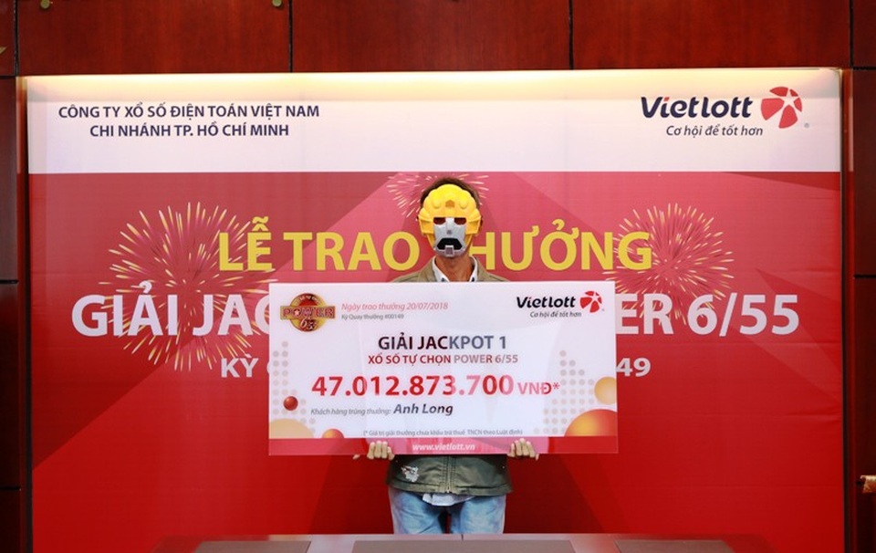 Người chạy xe ôm nghèo có 21 anh em “ẵm” hơn 47 tỷ đồng tiền trúng số - 2 Người đàn ông nghèo lãnh giải thưởng “khủng” tại TPHCM.