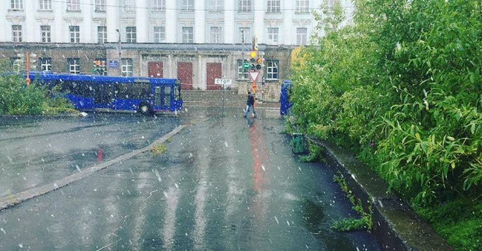 Tuyết bất thường phủ kín thành phố ngay giữa mùa hè - 2