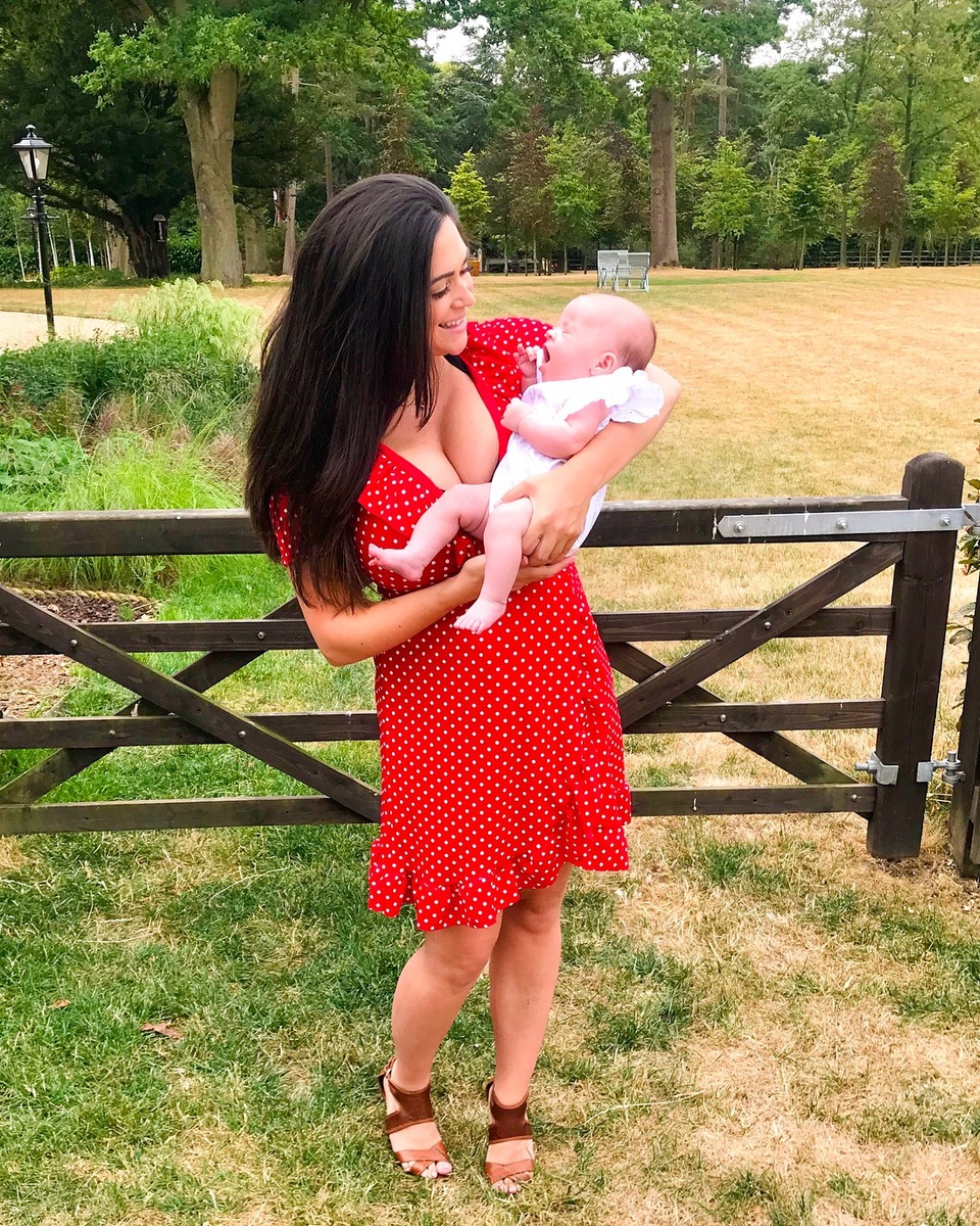 Casey Batchelor tự tin lộ bụng tròn vo sau sinh - 6
Thay vào đó cô dành mọi sự quan tâm cho con gái đầu lòng