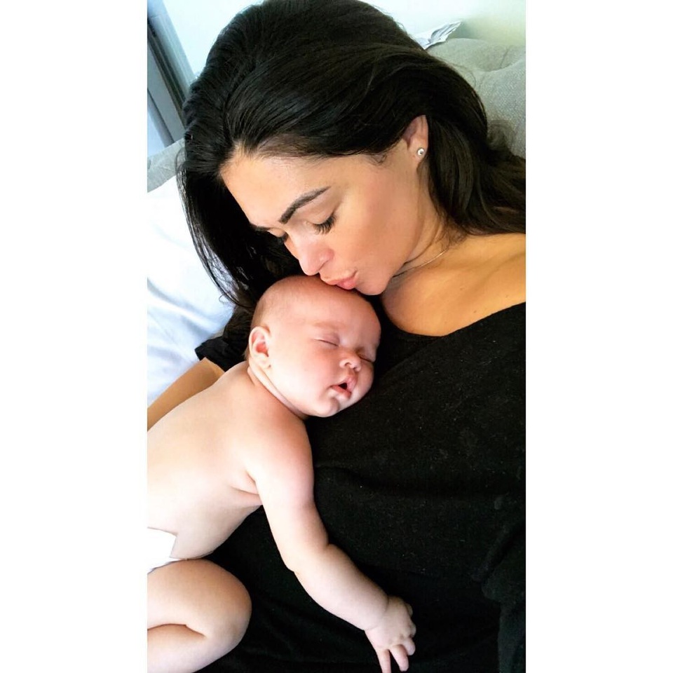 Casey Batchelor tự tin lộ bụng tròn vo sau sinh - 7
Ở tuổi 33, lần đầu làm mẹ, Casey Batchelor vô cùng hạnh phúc và tự hào.
