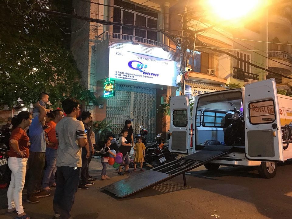 “Phát sốt” với clip vợ mua môtô giá 300 triệu tặng chồng nhân dịp sinh nhật - 3 Trong buổi tối sinh nhật, chiếc xe được chị Thư thuê chở bằng ô tô đến trước cửa nhà trong sự bất ngờ, hạnh phúc của chồng chị.