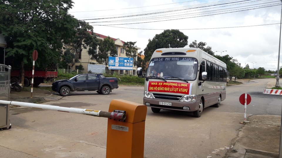 Nhiều người Việt Nam ở Lào đã về nước tránh lũ sau vụ vỡ đập thủy điện - 1 Nhiều xe cứu trợ từ Việt Nam sang tỉnh Attapeu để hỗ trợ người dân gặp nạn